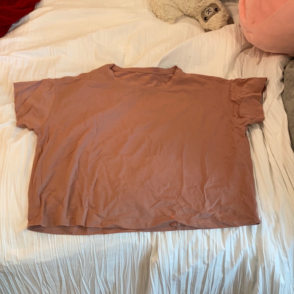 pink lulu cropped tee